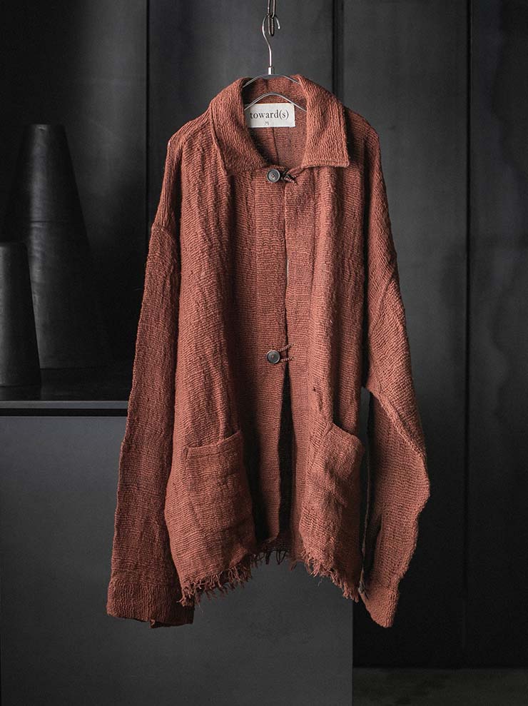 toward(s)<br />CARDIGAN IN MUD DYE TEXTURED COTTON / BRICK