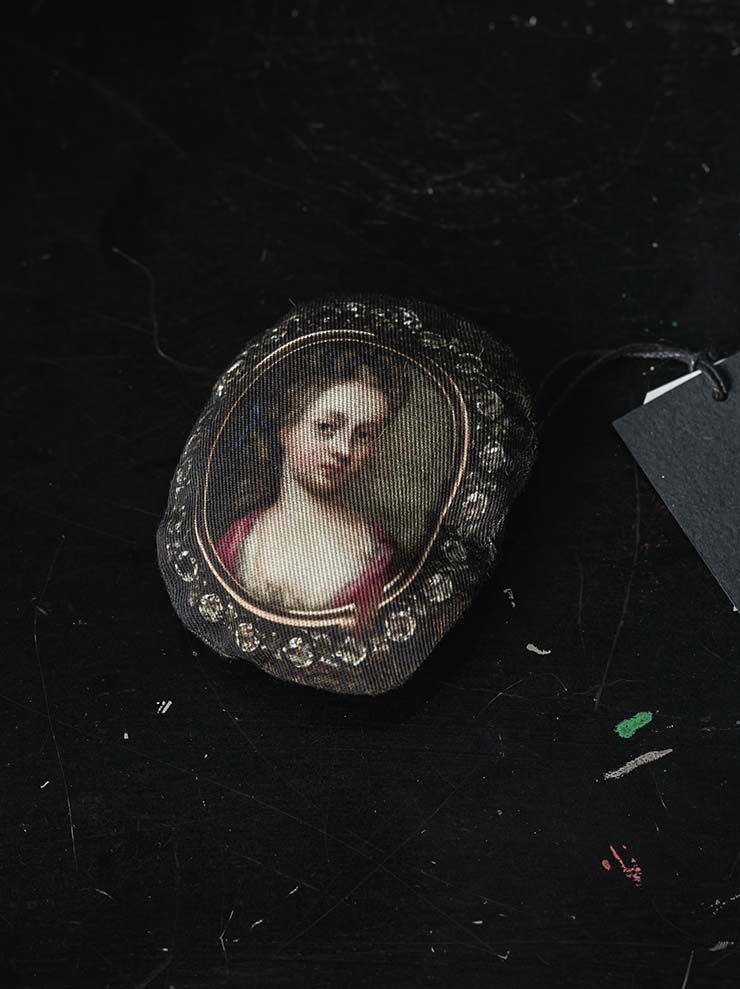 IA LONDON<br>CAMEO BROOCH / SCARLET LADY PRINT