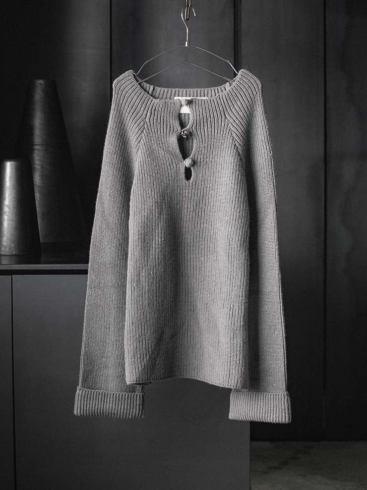 toward(s)<br>POLO SWEATER IN CROCHETED SHEEP WOOL / DARK GREY