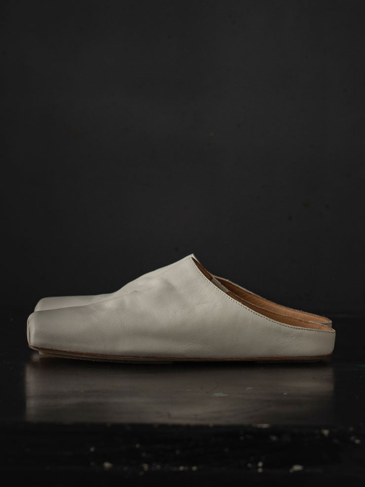 UMA WANG<br> WOMENS BALLET SLIPPERS / OFF WHITE