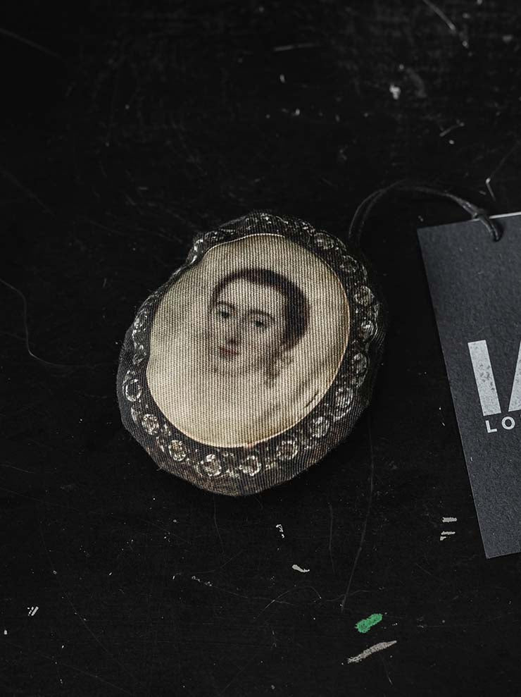 IA LONDON<br>CAMEO BROOCH / WHITE LADY PRINT