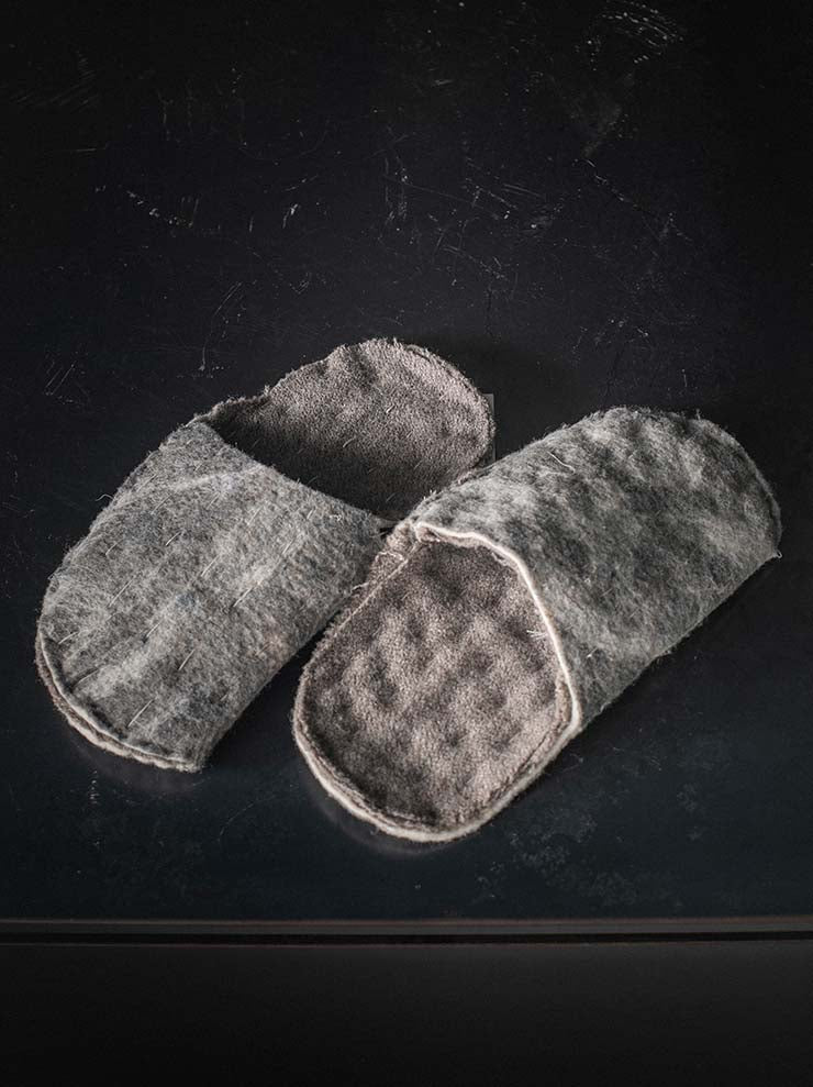 toward(s)<br>HOME SLIPS IN HAND QUILTED AND FELTED MERINO WOOL / DARK GREY