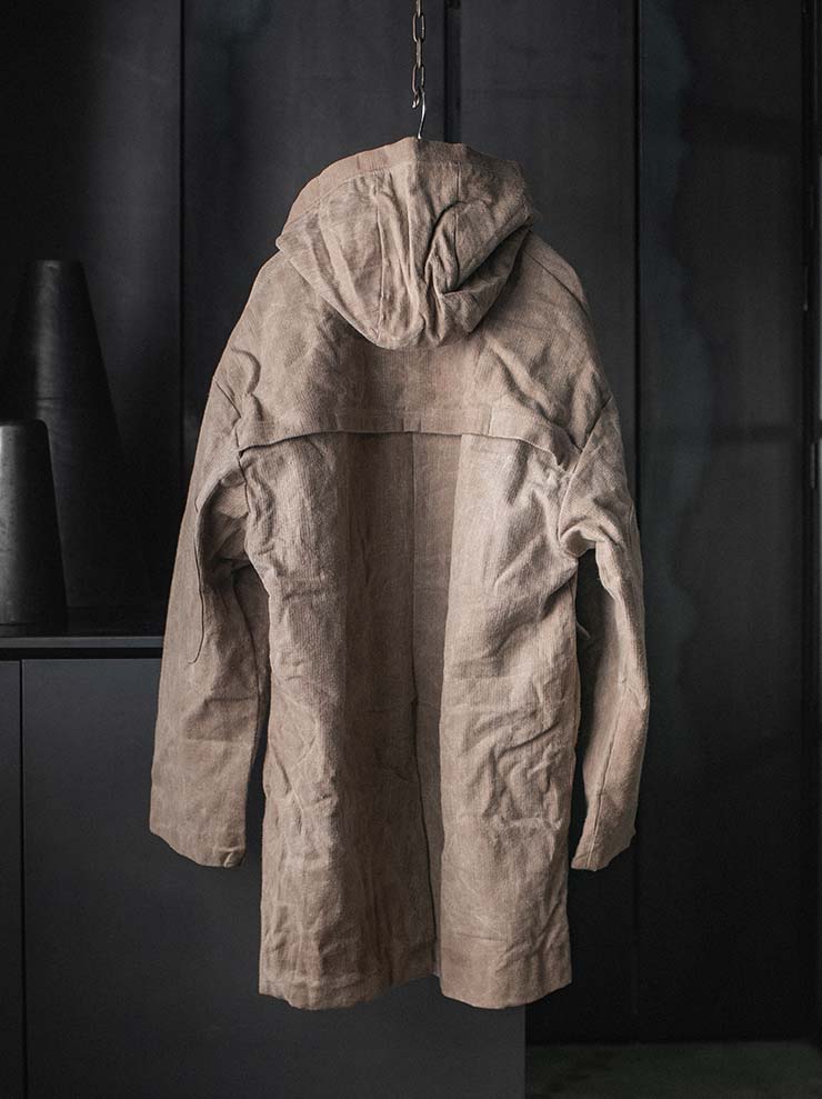 toward(s)<br />WAXED REVERSE CORDUROY PARKA / BEIGE