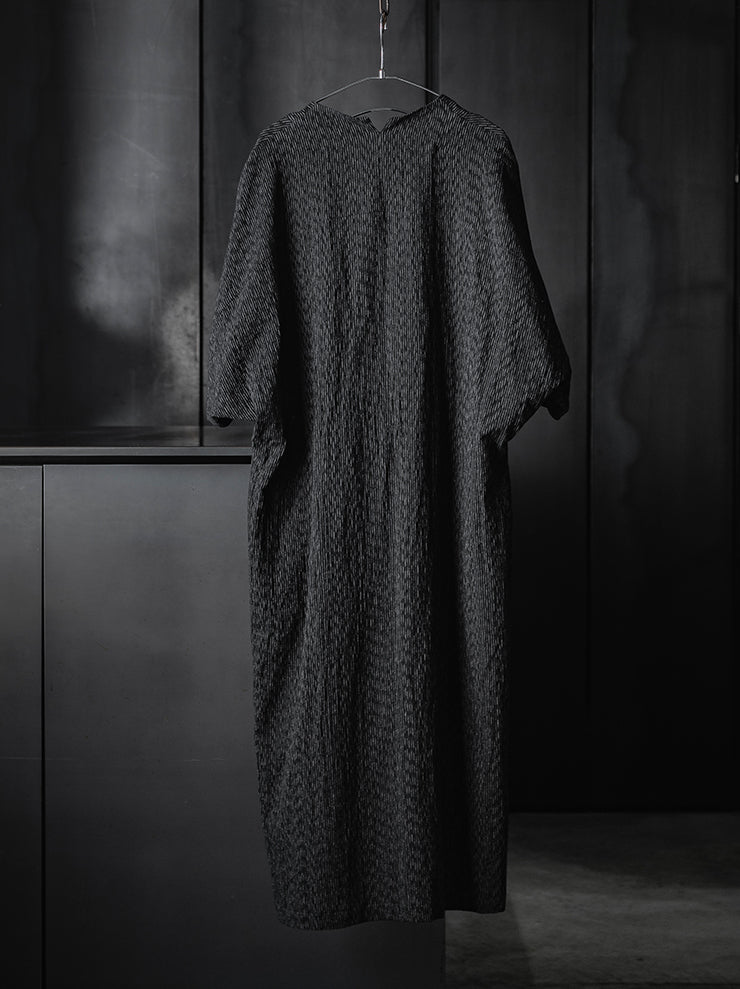 individual sentiments<br />WOMENS シームラインラグランドレス / BLACK