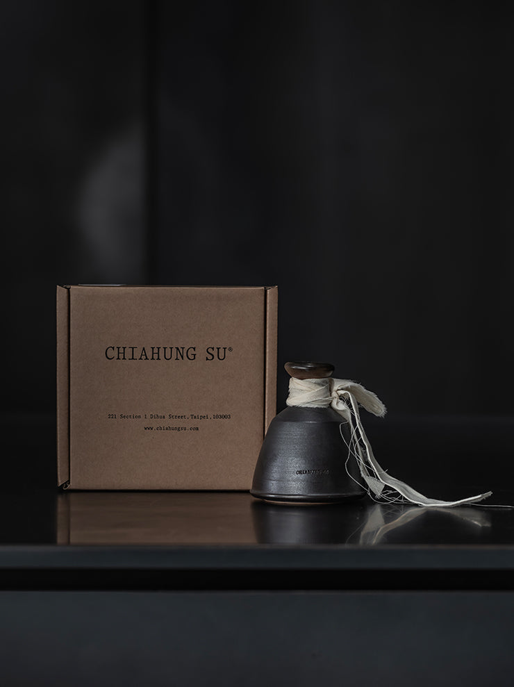 CHIAHUNG SU<br>Perfume / TIMBER SILK LAVANDIN, RYEGRASS / IRON BLACK