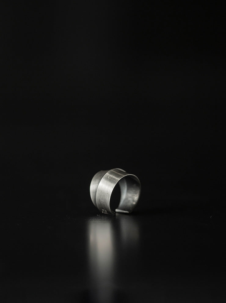 UMA WANG<br> COIL EAR CUFF / MATTE SILVER