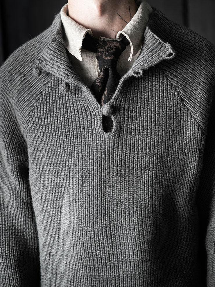 toward(s)<br>POLO SWEATER IN CROCHETED SHEEP WOOL / DARK GREY
