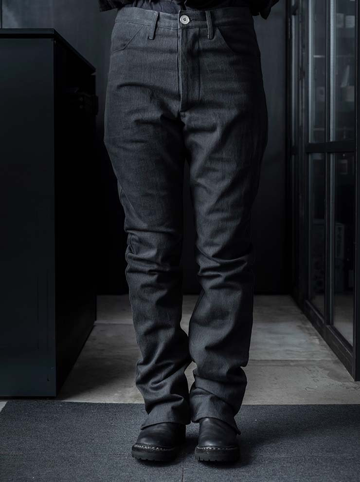 K'ANG<br>MENS BACK SPLIT FITTED DENIM TROUSERS / OFF BLACK