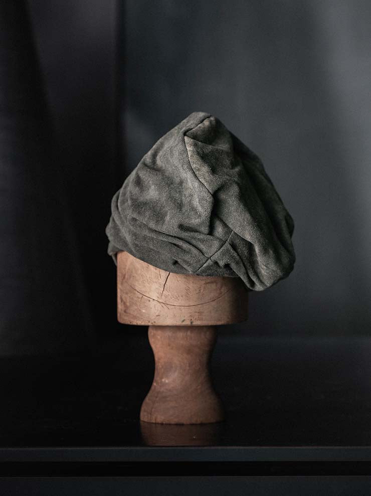 CHIAHUNG SU<br>SUEDE LEATHER OVERHANG NEWSBOY HAT / MOSS