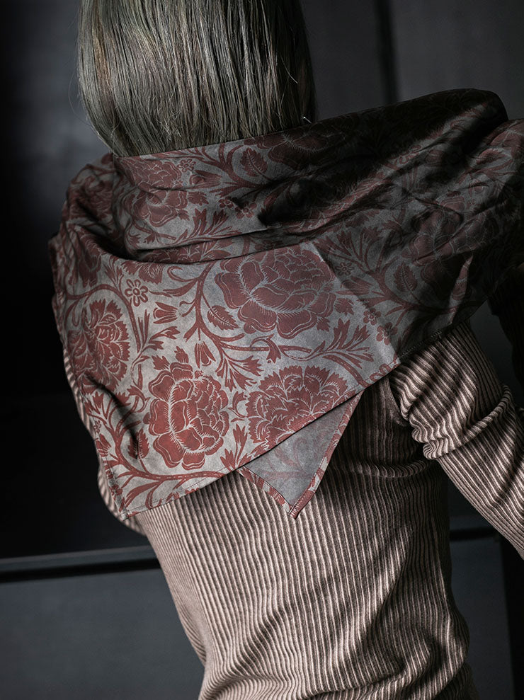 UMA WANG<br>SQUARE SCARF / GREY×RED
