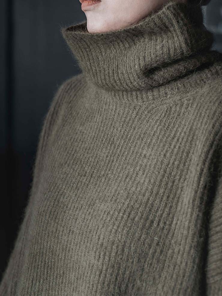 UMA WANG<br> WOMENS High-neck knit top / ARMY GREEN