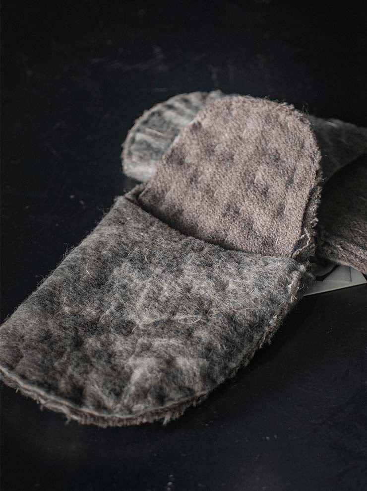 toward(s)<br>HOME SLIPS IN HAND QUILTED AND FELTED MERINO WOOL / DARK GREY