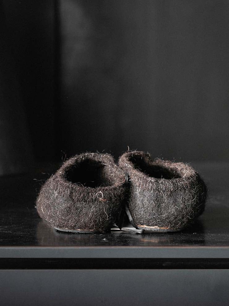 toward(s)<br>FELTED SHOES IN YAK WOOL / DARK BROWN