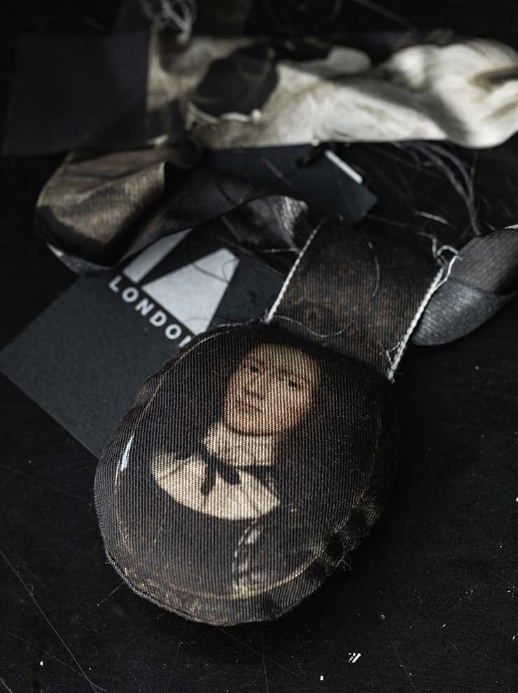 IA LONDON<br>CAMEO PENDANT / DARK KNIGHT PRINT