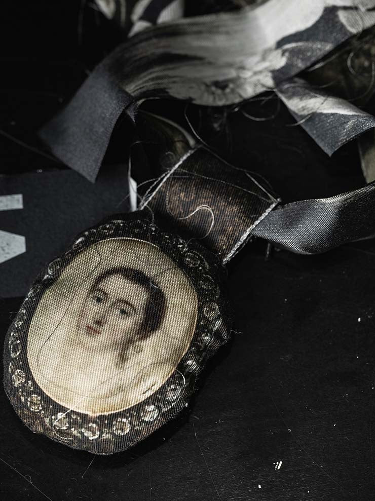 IA LONDON<br>CAMEO PENDANT / WHITE LADY PRINT