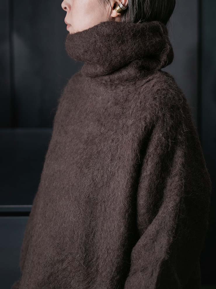 UMA WANG<br> WOMENS HIGH NECK LONG SLEEVE KNIT / DARK BROWN