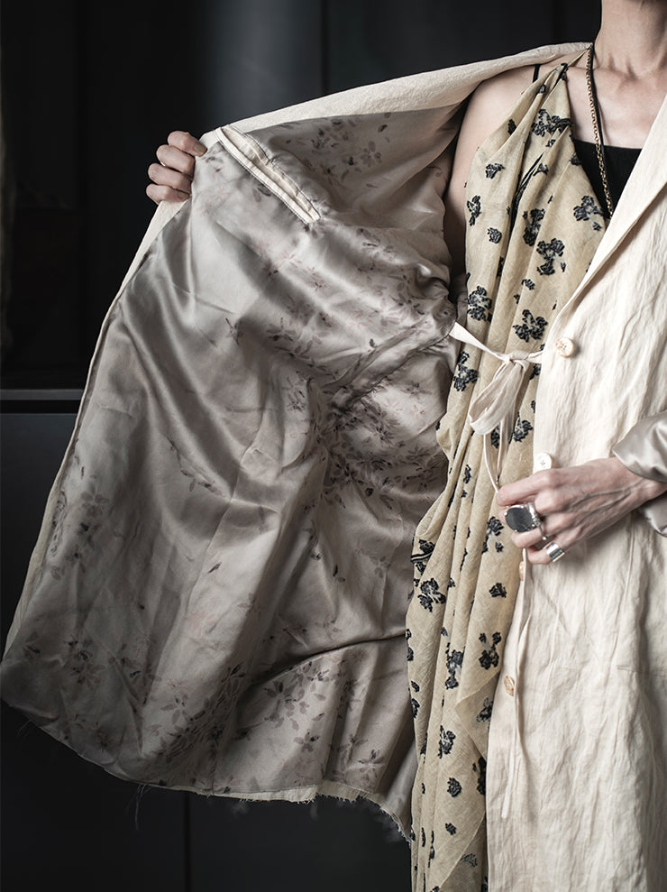 CHIAHUNG SU<br>STRAPPING DAMAGE WASHED & HAND WOVEN COAT / ECRU