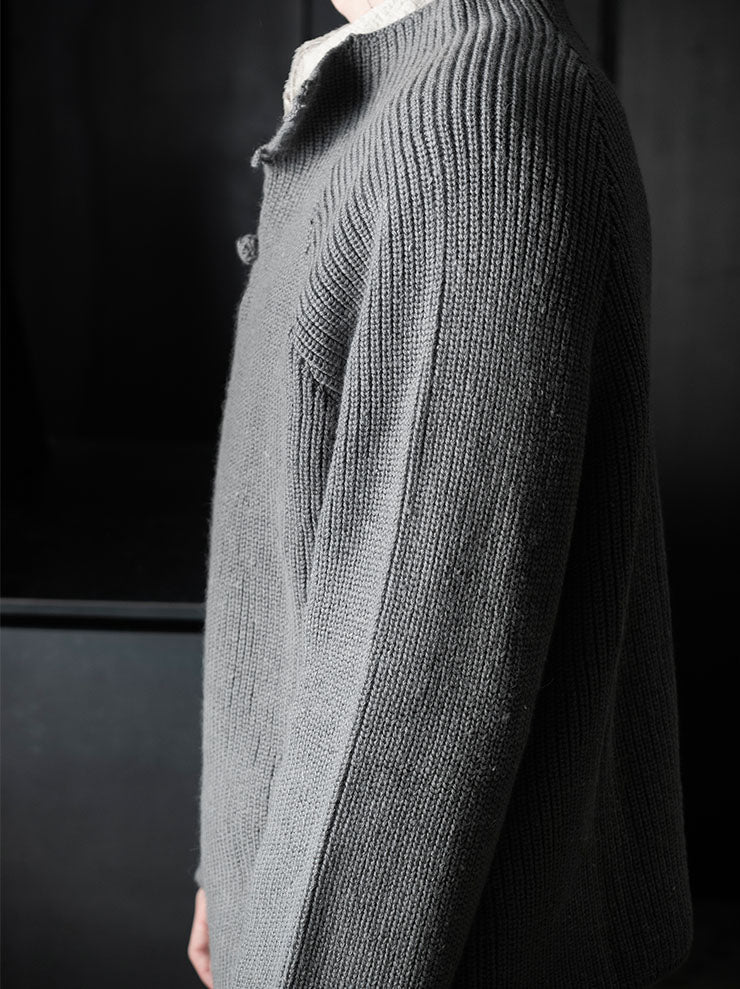 toward(s)<br>POLO SWEATER IN CROCHETED SHEEP WOOL / DARK GREY