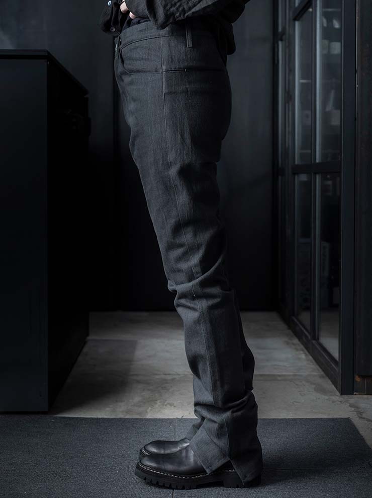K'ANG<br>MENS BACK SPLIT FITTED DENIM TROUSERS / OFF BLACK