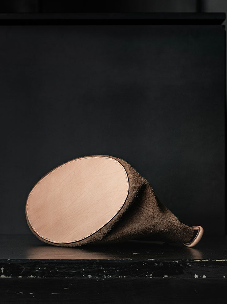 THE BACKWARD VENDOR<br>タイドホールドバッグ / Brown