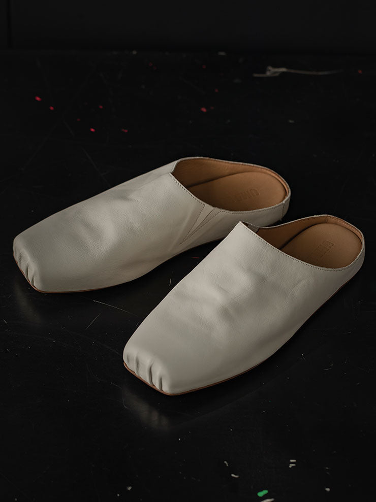 UMA WANG<br> WOMENS BALLET SLIPPERS / OFF WHITE