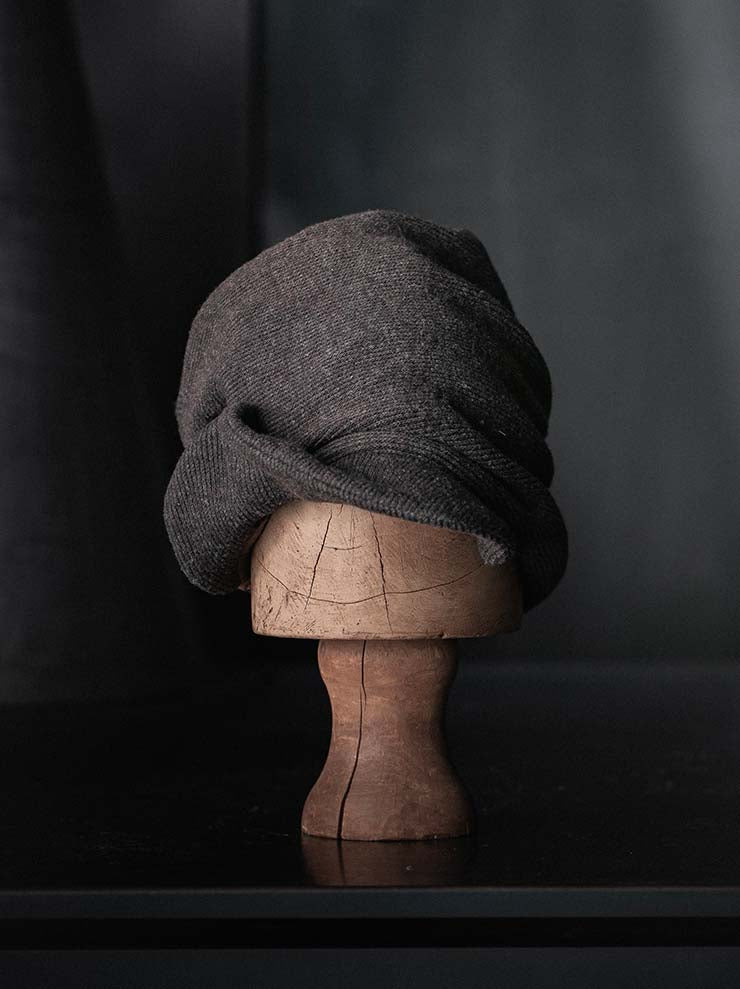 CHIAHUNG SU<br>KNITTED OVERHANG NEWSBOY HAT / DARK BROWN