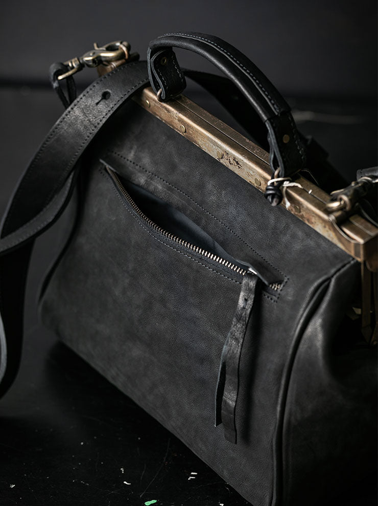 MDK – MIRANDA KALOUDIS<br>PARERCHOMAI BAG LARGE / HORSE LEATHER / BLACK
