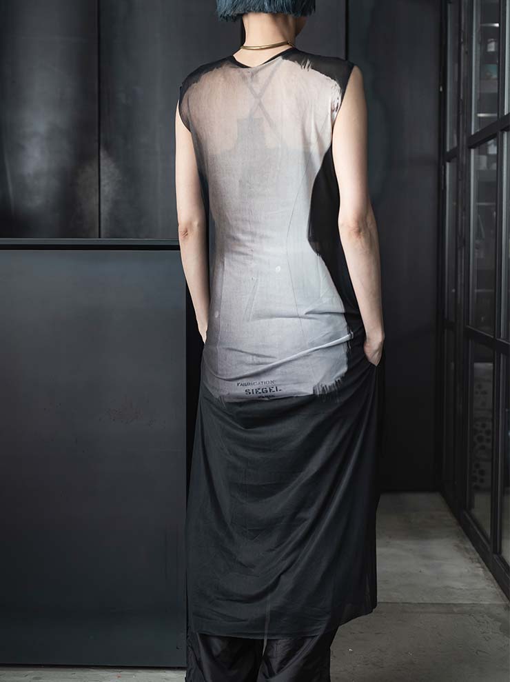 IA LONDON<br> WOMENS SLEEVELESS MESH DRESS WITH SIDE SLITS / SEMI COUTURE PRINT