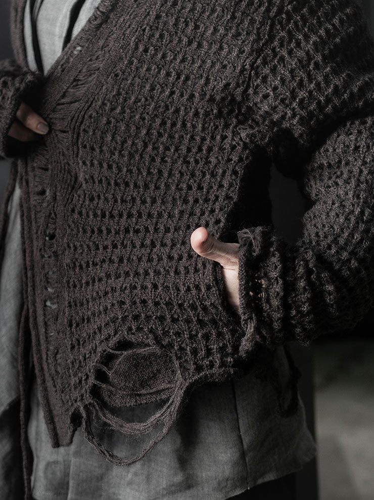 CHIAHUNG SU<br>STICK KNITTED RAWING CARDIGAN / DARK BROWN
