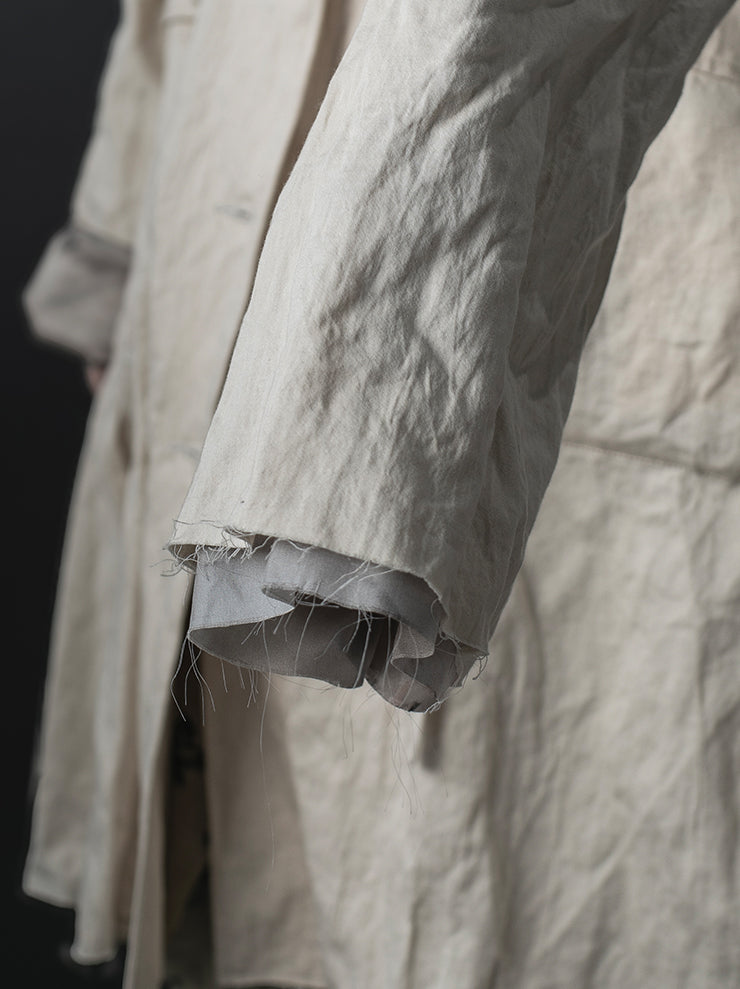CHIAHUNG SU<br>STRAPPING DAMAGE WASHED & HAND WOVEN COAT / ECRU