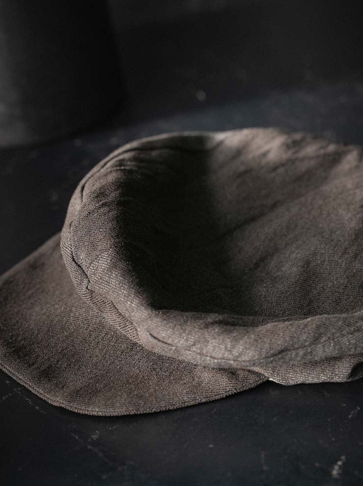 CHIAHUNG SU<br>SOFT STRUCTURE PANELED BRIM HAT / BROWN
