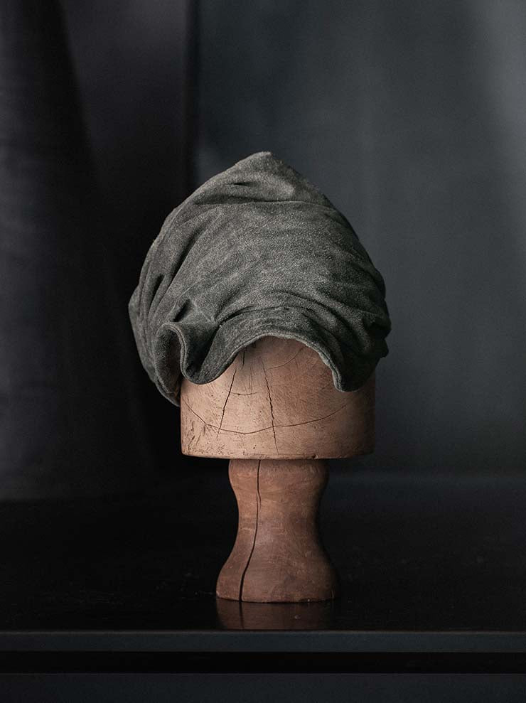 CHIAHUNG SU<br>SUEDE LEATHER OVERHANG NEWSBOY HAT / MOSS