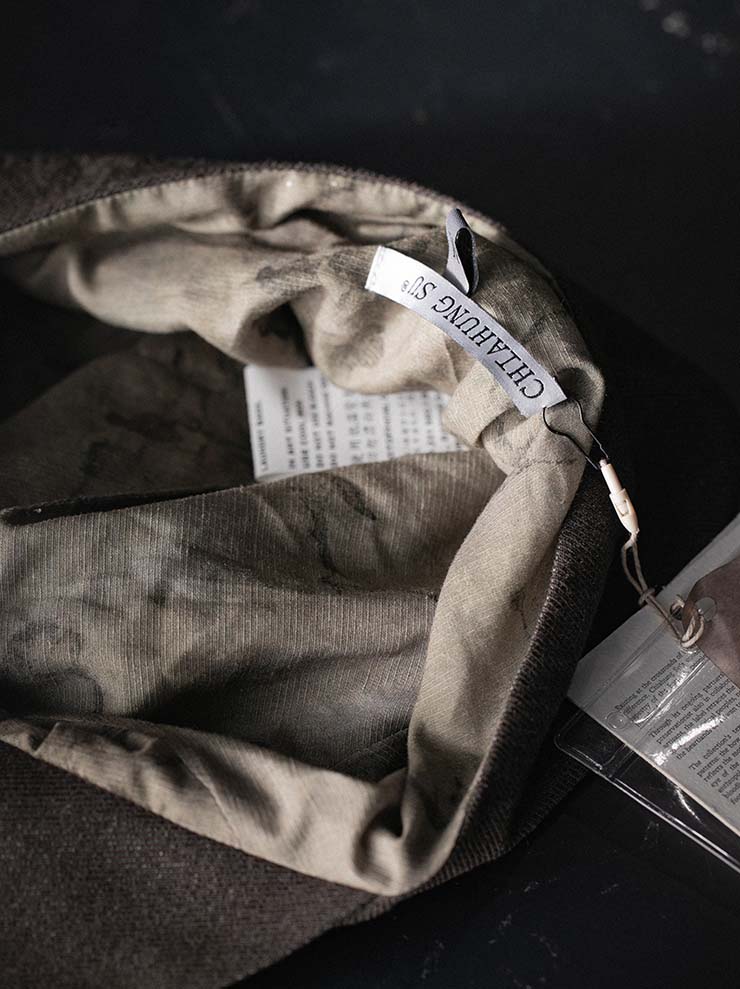 CHIAHUNG SU<br>SOFT STRUCTURE PANELED BRIM HAT / BROWN