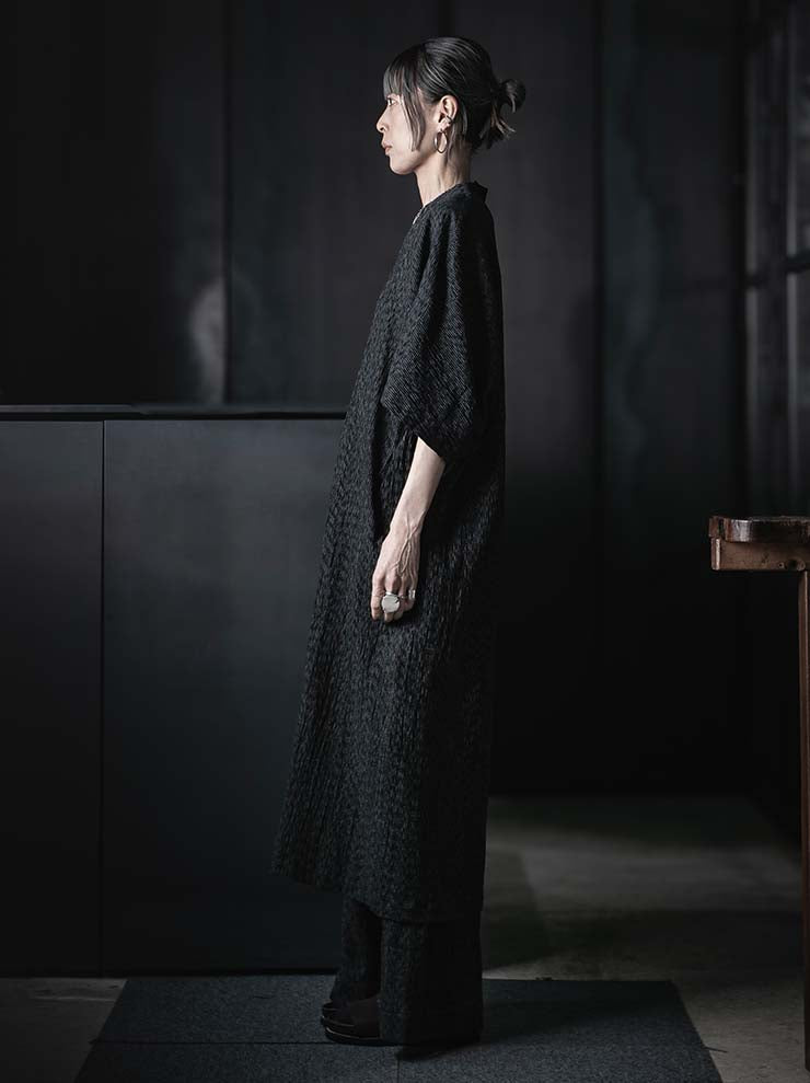 individual sentiments<br />WOMENS シームラインラグランドレス / BLACK