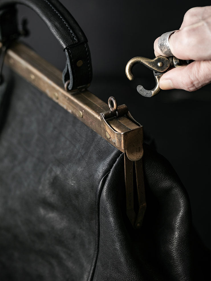 MDK – MIRANDA KALOUDIS<br>PARERCHOMAI BAG LARGE / HORSE LEATHER / BLACK