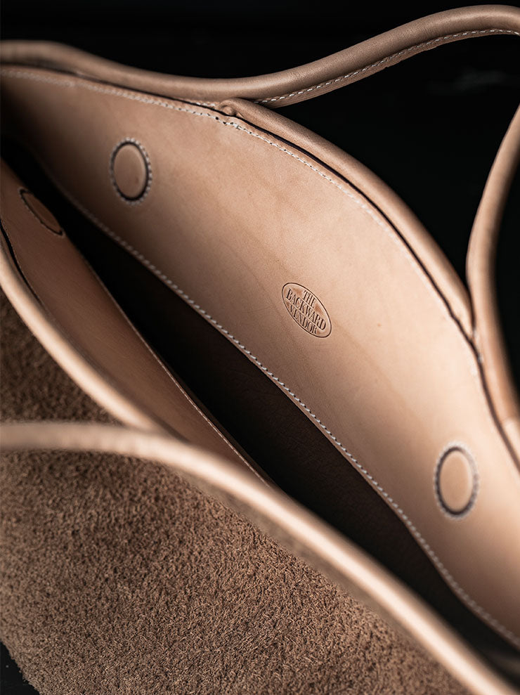 THE BACKWARD VENDOR<br>タイドホールドバッグ / Brown