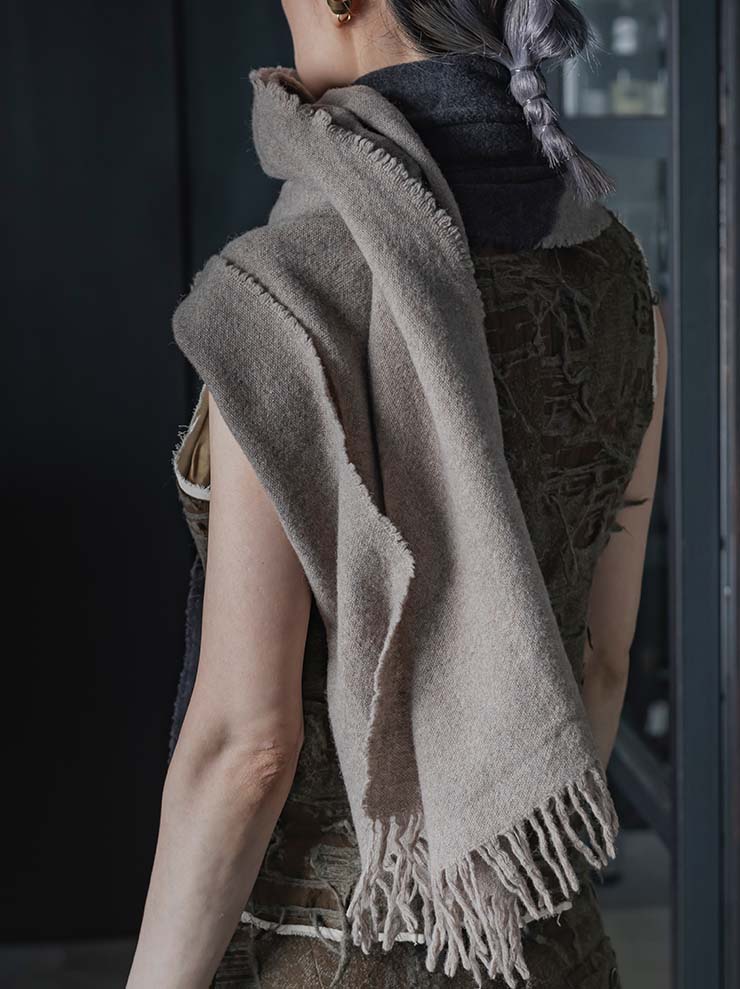UMA WANG<br>WOOL SCARF / TAN × RED