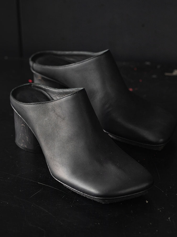 UMA WANG<br> WOMENS STONE MULE / BLACK