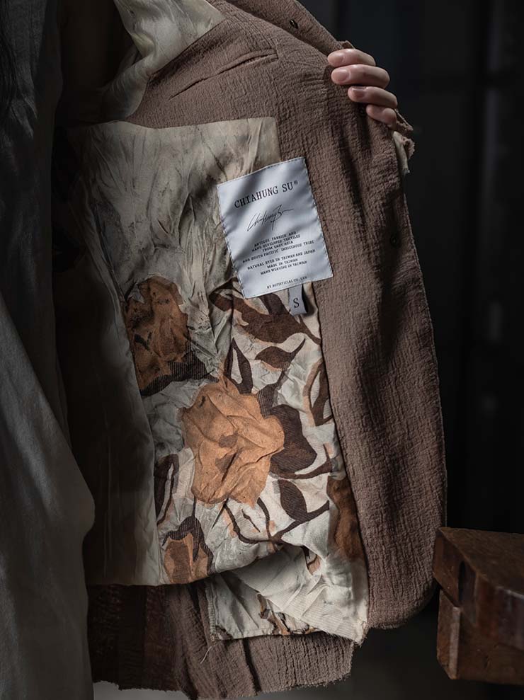 CHIAHUNG-SU<br>WOMENS HAND WOVEN & MUD DYED PEAK LAPEL / LIGHT LOTUS