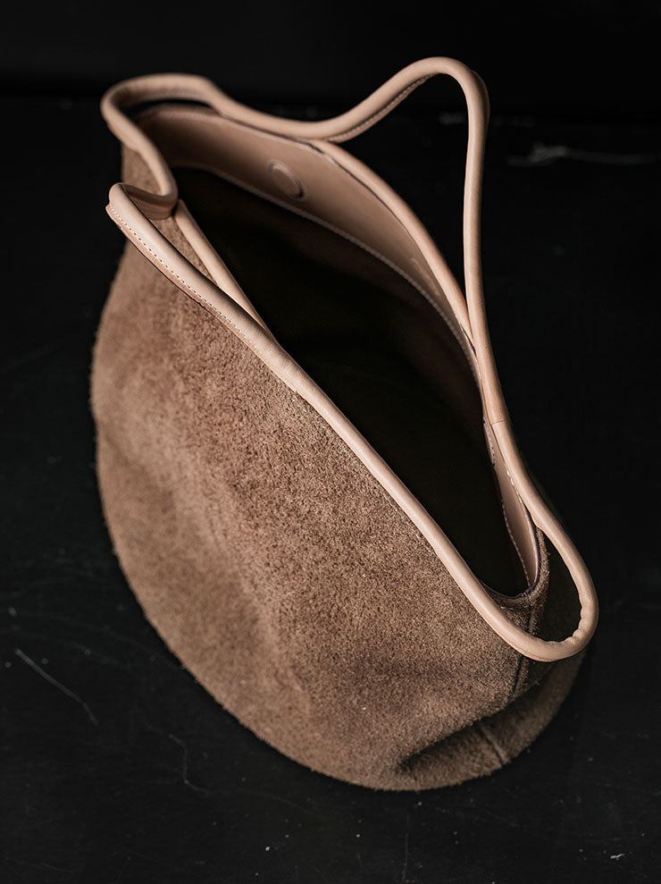 THE BACKWARD VENDOR<br>タイドホールドバッグ / Brown