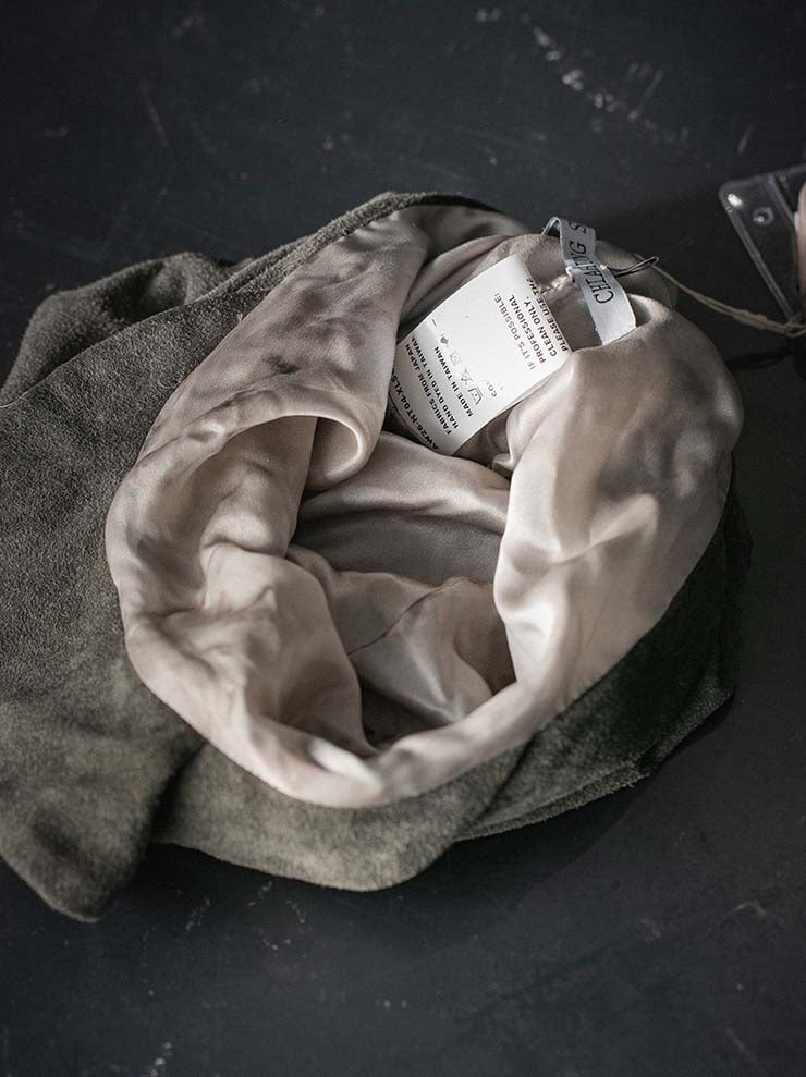 CHIAHUNG SU<br>SUEDE LEATHER OVERHANG NEWSBOY HAT / MOSS