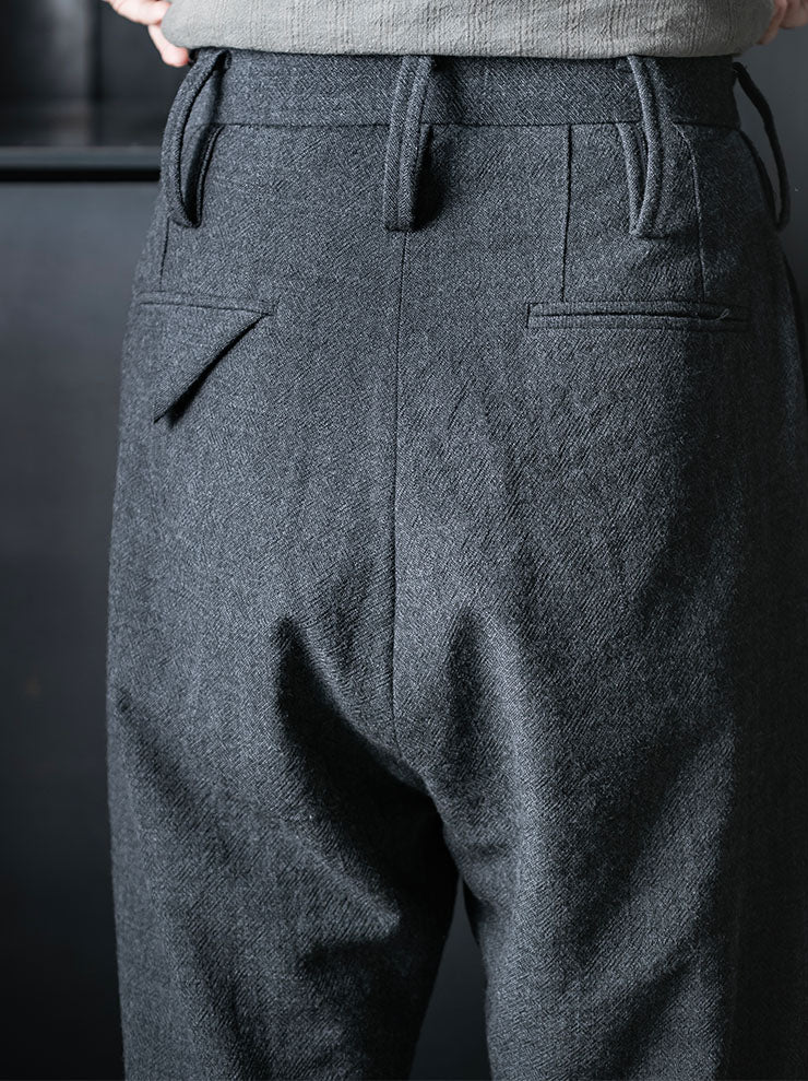 CHIAHUNG SU<br>MENS HAND WOVEN & WIDE STRAPPING TROUSER WITH LINING / GREY