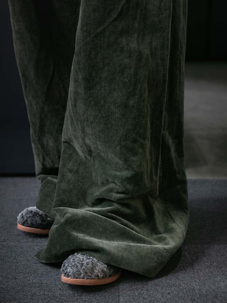 UMA WANG<br>WOMENS VELVET TROUSERS / DARK GREEN