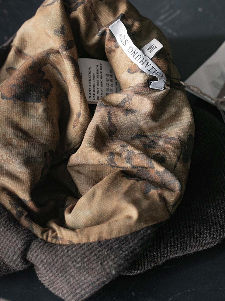 CHIAHUNG SU<br>KNITTED OVERHANG NEWSBOY HAT / DARK BROWN