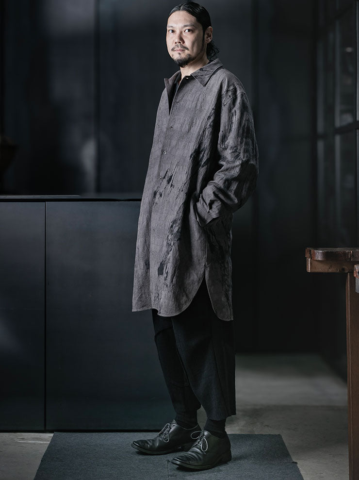 CHIAHUNG SU<br>MENS HAND WOVEN & DYED ELONGATED SHIRT / UNEVEN GREY