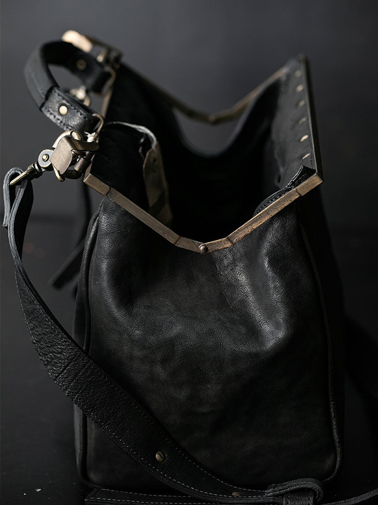 MDK – MIRANDA KALOUDIS<br>PARERCHOMAI BAG LARGE / HORSE LEATHER / BLACK