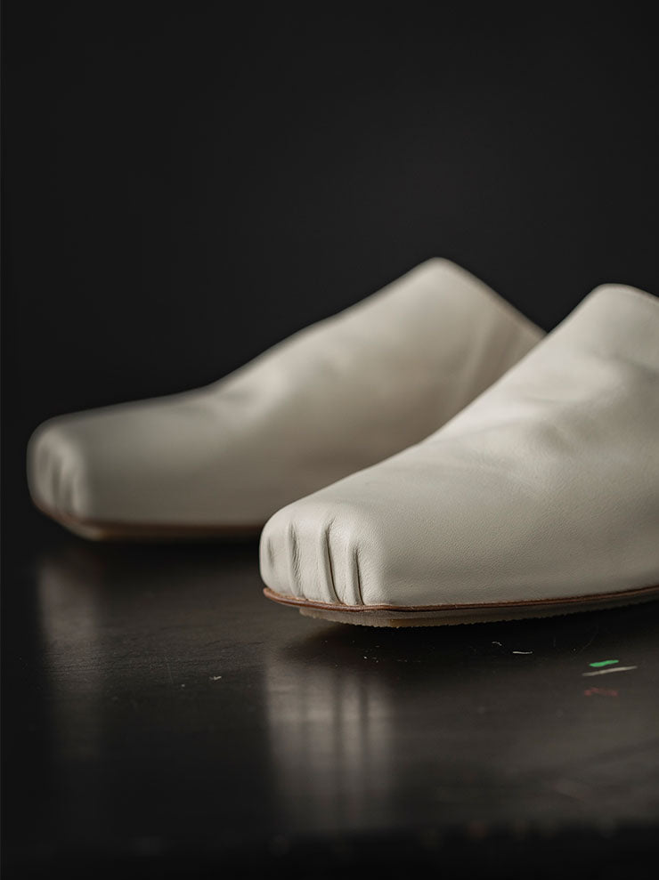 UMA WANG<br> WOMENS BALLET SLIPPERS / OFF WHITE