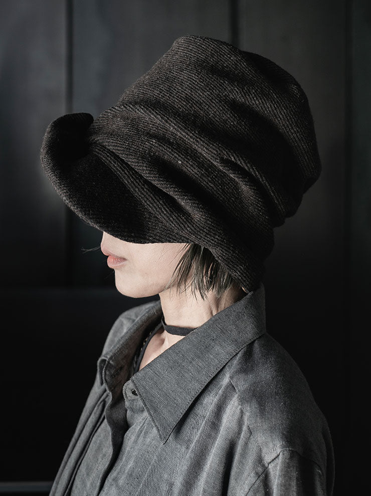 CHIAHUNG SU<br>KNITTED OVERHANG NEWSBOY HAT / DARK BROWN