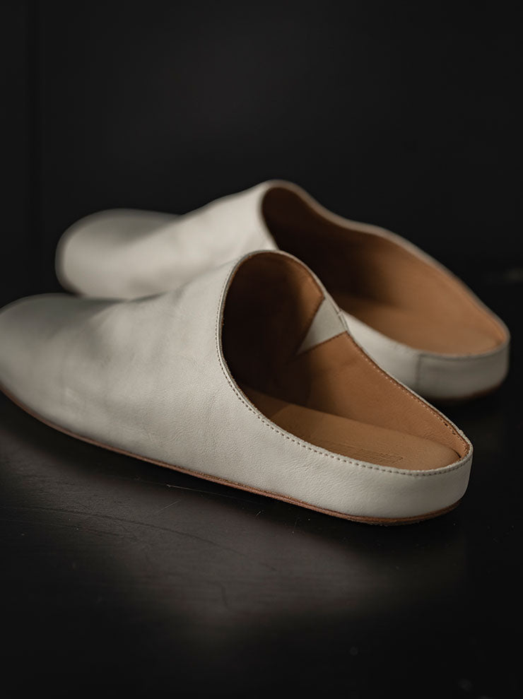 UMA WANG<br> WOMENS BALLET SLIPPERS / OFF WHITE