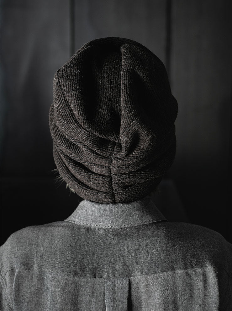 CHIAHUNG SU<br>KNITTED OVERHANG NEWSBOY HAT / DARK BROWN